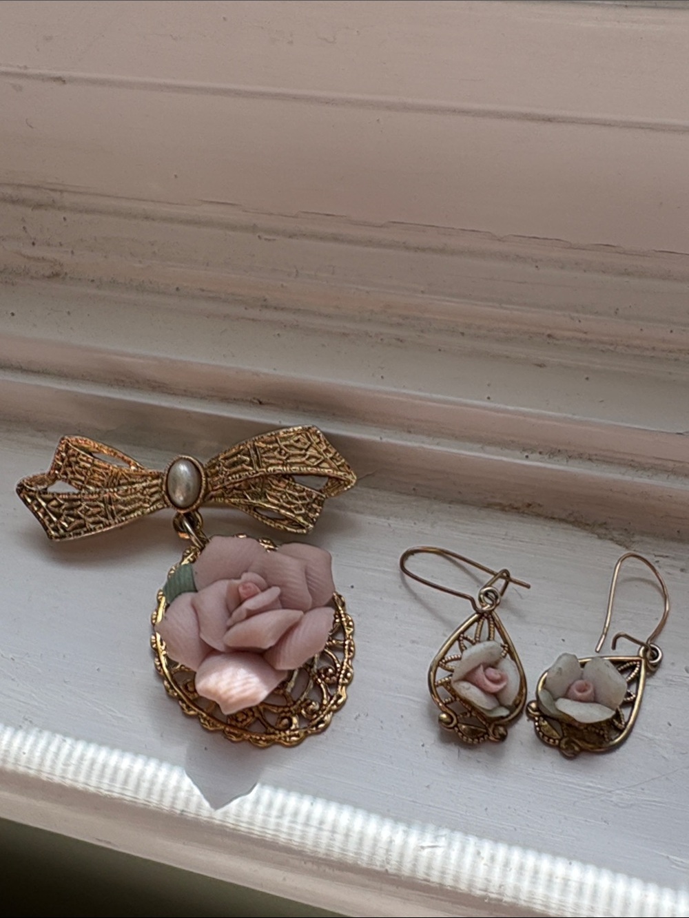 1928 style Vintage Gold-Tone Porcelain Pink Rose Brooch & Earrings Set
